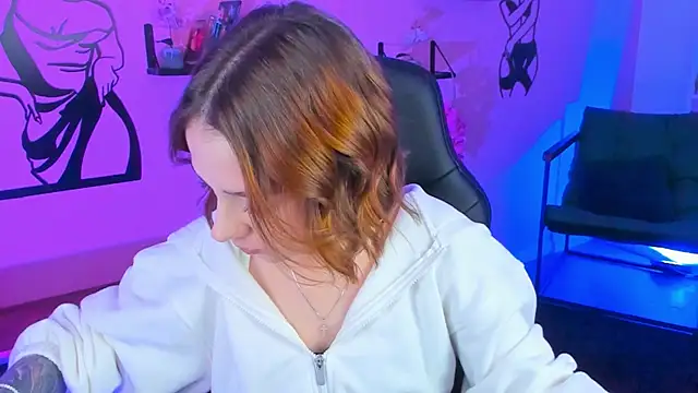 PamBeesly online show from 10-04-25, 08:27