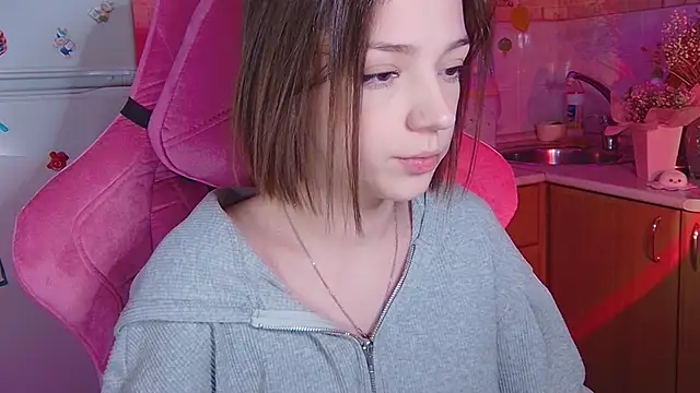 Snapshot of PamBeesly chatting on 04-08-26, 03:13 PamBeesly online show from 04-08-26, 03:13