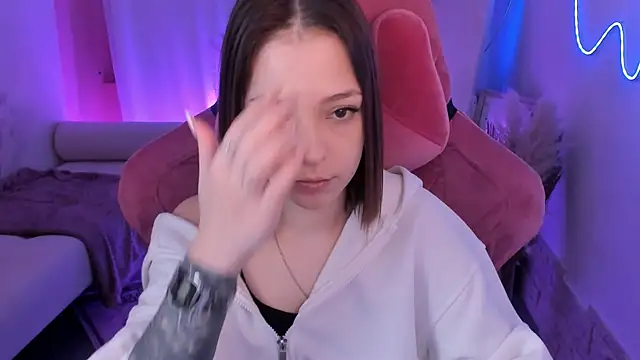 PamBeesly online show from 12-21-25, 08:38