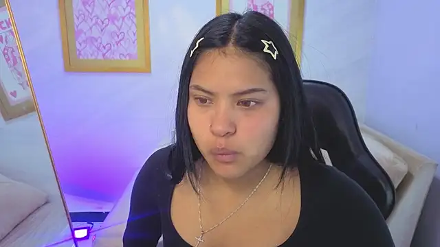 Snapshot of Paulette_v chatting on 05-19-26, 01:07 Paulette v online show from 05-19-26, 01:07
