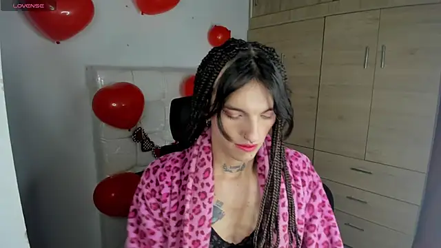 Snapshot of CharlotteWings chatting on 02-18-25, 11:33 CharlotteWings online show from 02-18-25, 11:33