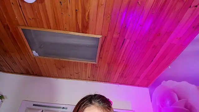 emili clark online show from 10-30-25, 05:06