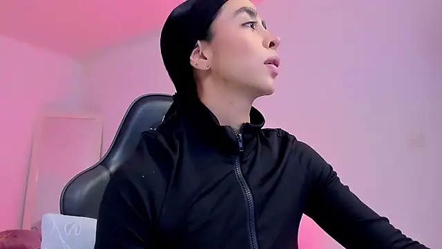 Snapshot of sophierooy22 chatting on 07-18-26, 03:04 sophierooy22 online show from 07-18-26, 03:04