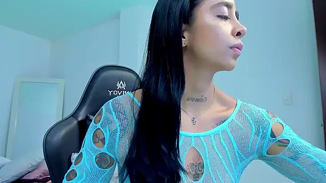 Snapshot of sophierooy22 chatting on 04-23-26, 02:30 sophierooy22 online show from 04-23-26, 02:30
