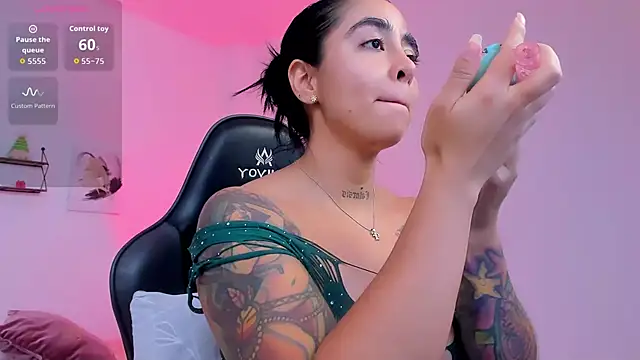 sophierooy22 online show from 12-18-25, 02:43