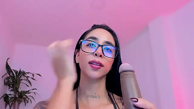 Snapshot of sophierooy22 chatting on 06-14-26, 03:19 sophierooy22 online show from 06-14-26, 03:19