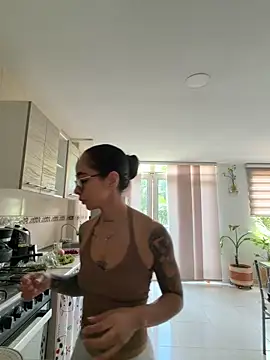 Snapshot of sophierooy22 chatting on 06-18-26, 05:29 sophierooy22 online show from 06-18-26, 05:29