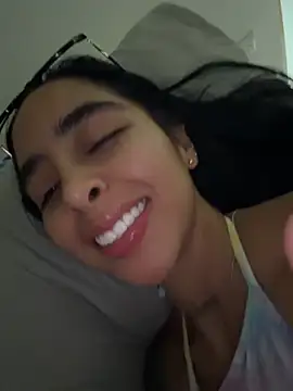 Snapshot of sophierooy22 chatting on 06-21-26, 05:52 sophierooy22 online show from 06-21-26, 05:52