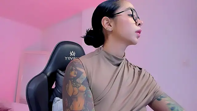 Snapshot of sophierooy22 chatting on 05-03-26, 01:11 sophierooy22 online show from 05-03-26, 01:11