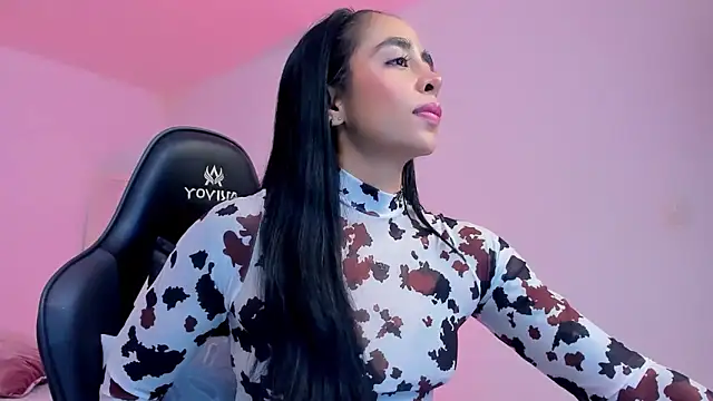 Snapshot of sophierooy22 chatting on 04-26-26, 12:52 sophierooy22 online show from 04-26-26, 12:52