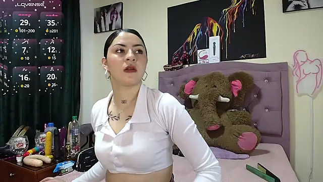 Snapshot of Emmie_Hot chatting on 10-11-25, 11:55 Emmie Hot online show from 10-11-25, 11:55