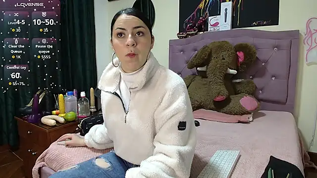 Emmie Hot online show from 10-25-25, 12:17