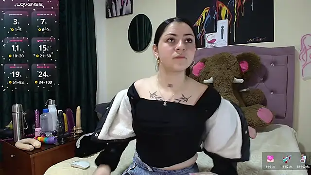 Snapshot of Emmie_Hot chatting on 09-27-25, 12:11 Emmie Hot online show from 09-27-25, 12:11