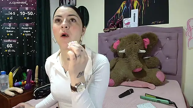 Snapshot of Emmie_Hot chatting on 10-21-25, 12:04 Emmie Hot online show from 10-21-25, 12:04