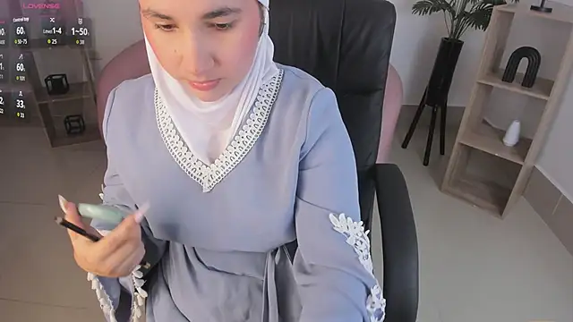 Snapshot of Ayha_khalaf chatting on 10-18-25, 01:29 Ayha khalaf online show from 10-18-25, 01:29