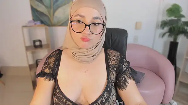 Snapshot of Ayha_khalaf chatting on 01-11-26, 02:18 Ayha khalaf online show from 01-11-26, 02:18