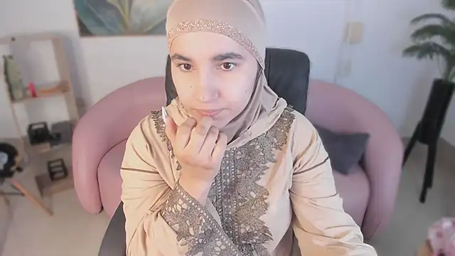 Snapshot of Ayha_khalaf chatting on 10-22-25, 01:16 Ayha khalaf online show from 10-22-25, 01:16