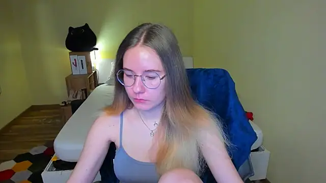 Snapshot of EmilyPaw chatting on 02-14-25, 08:26 EmilyPaw online show from 02-14-25, 08:26