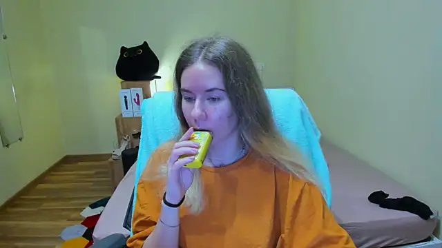 Snapshot of EmilyPaw chatting on 03-12-25, 06:22 EmilyPaw online show from 03-12-25, 06:22