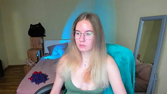 Snapshot of EmilyPaw chatting on 01-31-25, 04:59 EmilyPaw online show from 01-31-25, 04:59