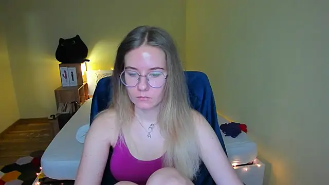 Snapshot of EmilyPaw chatting on 02-13-25, 06:26 EmilyPaw online show from 02-13-25, 06:26