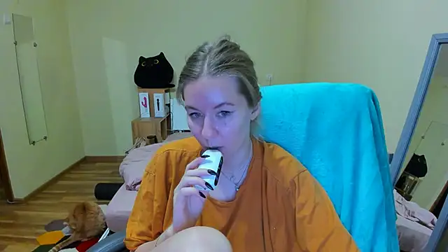 Snapshot of EmilyPaw chatting on 02-25-25, 06:01 EmilyPaw online show from 02-25-25, 06:01