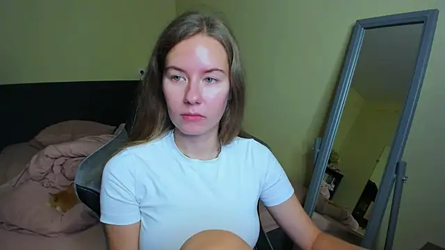 Snapshot of EmilyPaw chatting on 10-18-25, 11:01 EmilyPaw online show from 10-18-25, 11:01