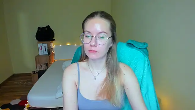 Snapshot of EmilyPaw chatting on 02-15-25, 02:37 EmilyPaw online show from 02-15-25, 02:37