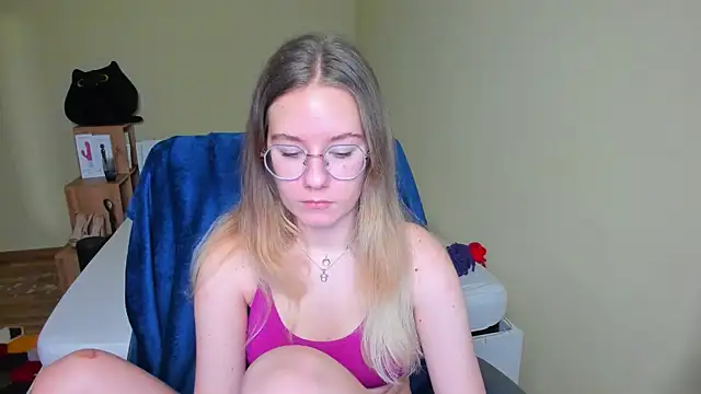 Snapshot of EmilyPaw chatting on 02-12-25, 10:46 EmilyPaw online show from 02-12-25, 10:46