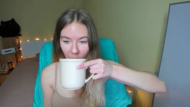 Snapshot of EmilyPaw chatting on 02-04-25, 12:55 EmilyPaw online show from 02-04-25, 12:55