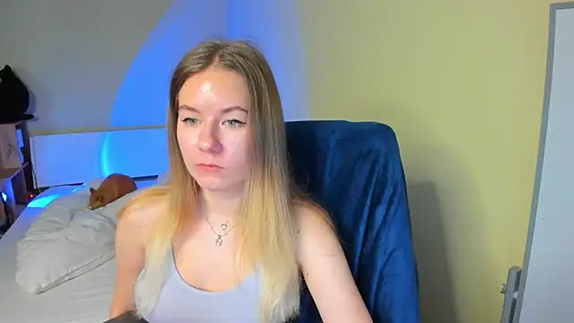 Snapshot of EmilyPaw chatting on 02-09-25, 10:42 EmilyPaw online show from 02-09-25, 10:42