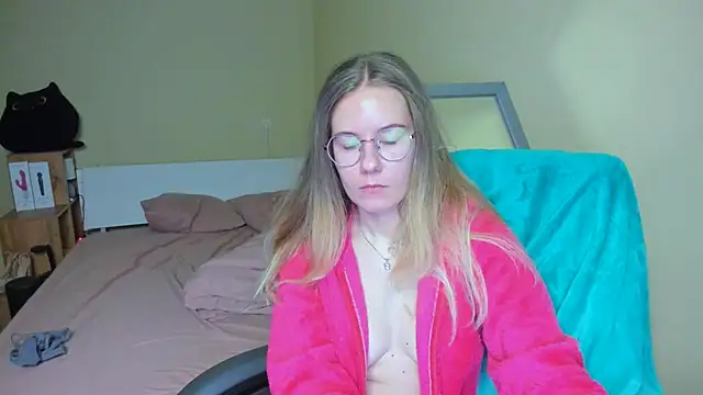 Snapshot of EmilyPaw chatting on 02-21-25, 06:15 EmilyPaw online show from 02-21-25, 06:15