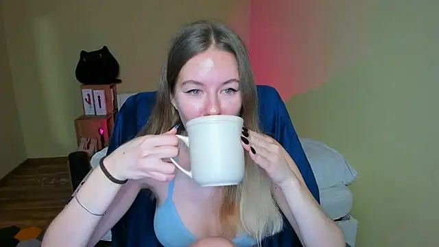 Snapshot of EmilyPaw chatting on 02-11-25, 12:15 EmilyPaw online show from 02-11-25, 12:15
