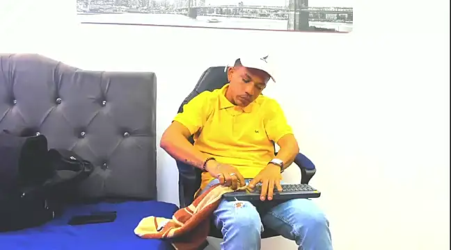 Snapshot of carlos_alber12 chatting on 03-15-25, 06:21 carlos alber12 online show from 03-15-25, 06:21
