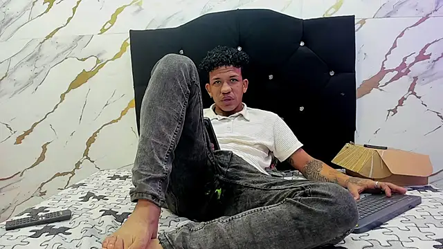 Snapshot of carlos_alber12 chatting on 09-19-25, 01:48 carlos alber12 online show from 09-19-25, 01:48