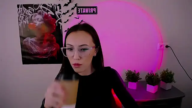 Snapshot of Nikonara_Love chatting on 02-28-25, 12:42 Nikonara Love online show from 02-28-25, 12:42