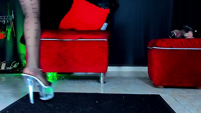 Snapshot of KaramStone chatting on 12-18-25, 08:45 KaramStone online show from 12-18-25, 08:45