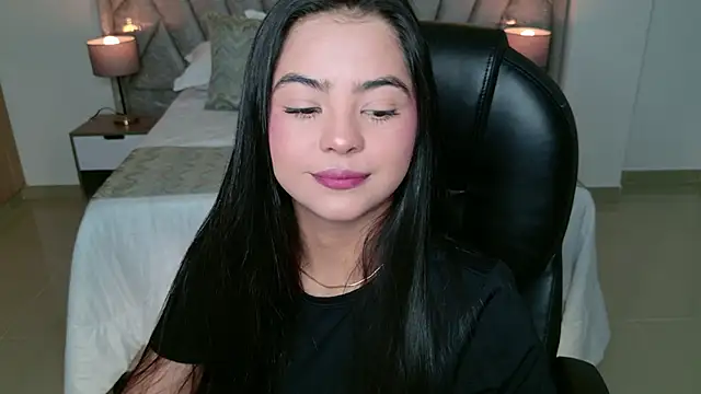 Snapshot of Layla_Breezee chatting on 06-20-26, 11:15 Layla Breezee online show from 06-20-26, 11:15