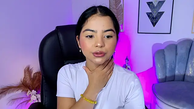 Snapshot of Layla_Breezee chatting on 04-21-26, 11:06 Layla Breezee online show from 04-21-26, 11:06