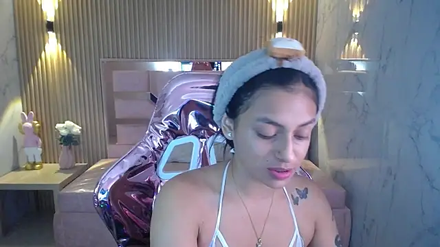 Snapshot of lilith_petit_sub chatting on 02-15-25, 01:05 lilith petit sub online show from 02-15-25, 01:05