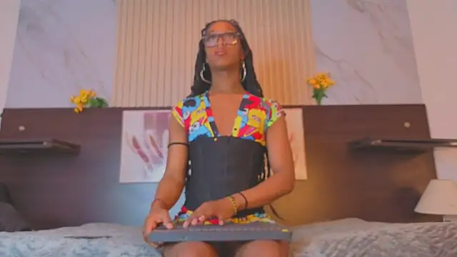 nahomy james25 online show from 10-08-25, 11:49