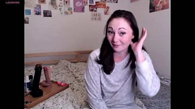 AdorahB3ll3 online show from 11-11-25, 08:14