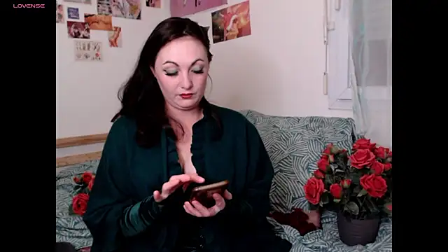 AdorahB3ll3 online show from 10-28-25, 08:19