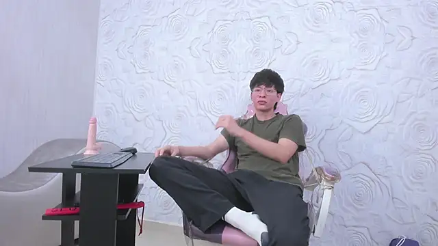 OliverWhite18 online show from 03-11-25, 12:17