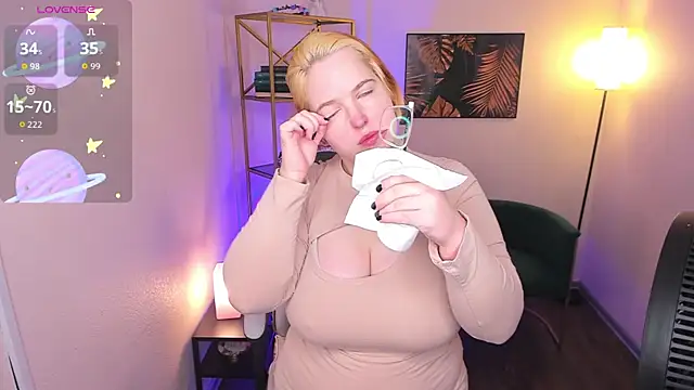 Manic pixie  online show from 04-15-26, 05:35