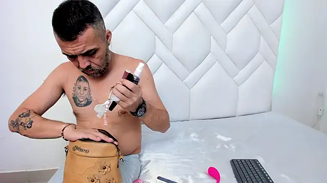 Snapshot of LindaHooker chatting on 10-09-25, 04:35 LindaHooker online show from 10-09-25, 04:35