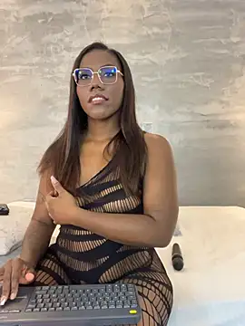 Snapshot of Alaia_Colins chatting on 06-24-26, 02:10 Alaia Colins online show from 06-24-26, 02:10