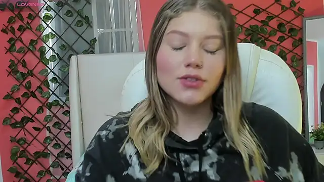 Snapshot of alaia_greyy chatting on 06-19-26, 01:06 alaia greyy online show from 06-19-26, 01:06