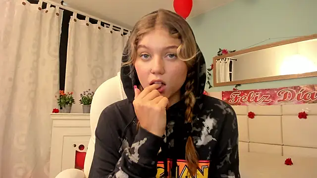 Snapshot of alaia_greyy chatting on 02-18-25, 02:16 alaia greyy online show from 02-18-25, 02:16
