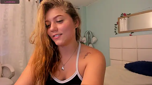 Snapshot of alaia_greyy chatting on 02-26-25, 04:38 alaia greyy online show from 02-26-25, 04:38